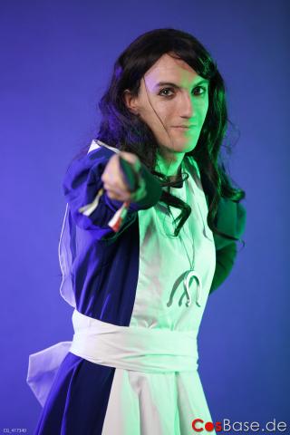 Alice Liddell Cosplay im Fotostudio.
